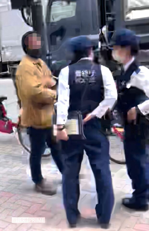 4月16日の午前、品川区路上で事情聴取をうける男性（タテ画像）