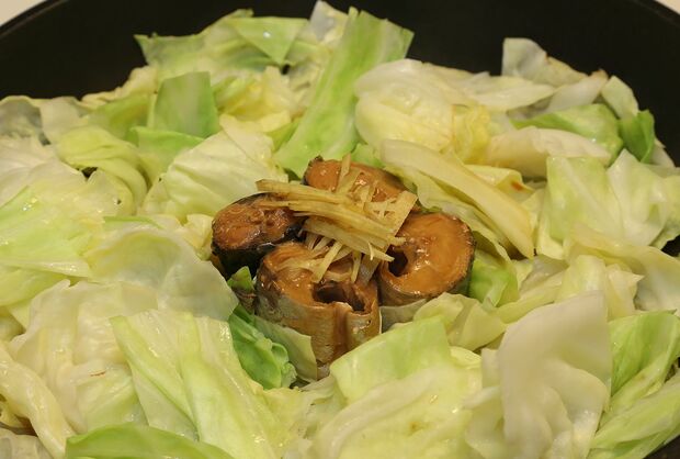サバ味噌缶詰とキャベツの炒め
