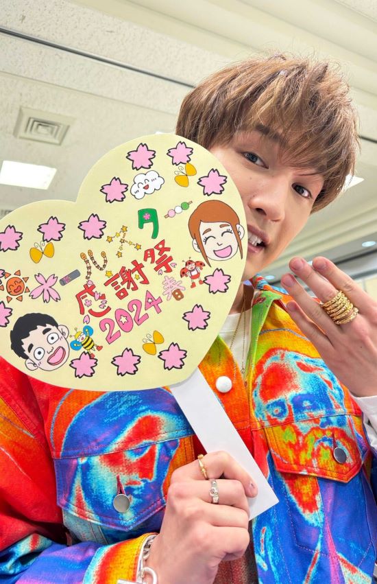 ジェシーの左手の中指には6つのクロムハーツのゴールドのリングが(『オールスター感謝祭』公式Xより)