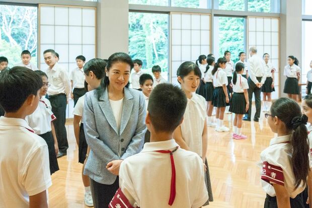 2016年8月　北海道函館市と沖縄県から選ばれた豆記者62人と、約1時間懇談されたご一家。中学3年生だった愛子さまは、同世代や年下の豆記者と触れ合い、笑顔を見せる場面も　