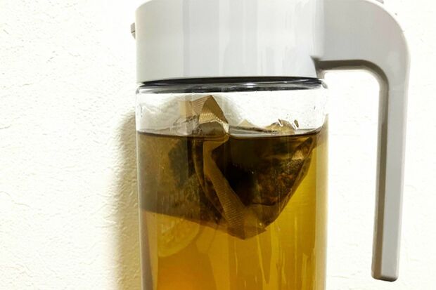 ミネラル豊富な麦茶がおすすめ。ただし、塩分が不足することもあるので1L飲むごとに塩分2g相当の梅干し1個を一緒にとったり、塩あめをなめる ※写真はイメージです