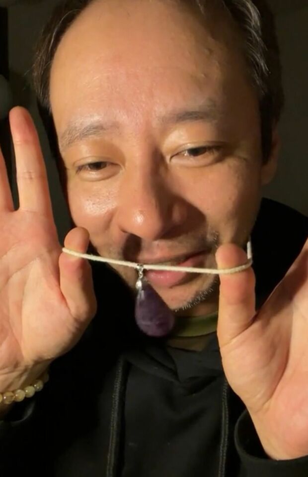 「さぁ、こちら」とパワーストーンのネックレスを視聴者にみせるいしだ壱成