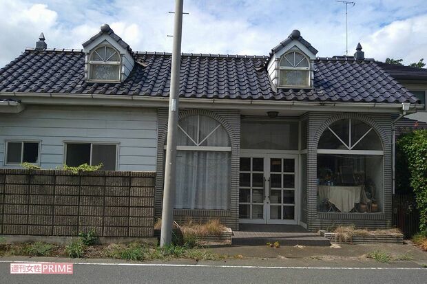 事件現場の一軒家。2階が娘夫婦、1階は両親の2世帯住宅。夫は婿入りしていて、操子さんは子育てに専念。傍目からは何不自由ない生活を送っているように見えたという。