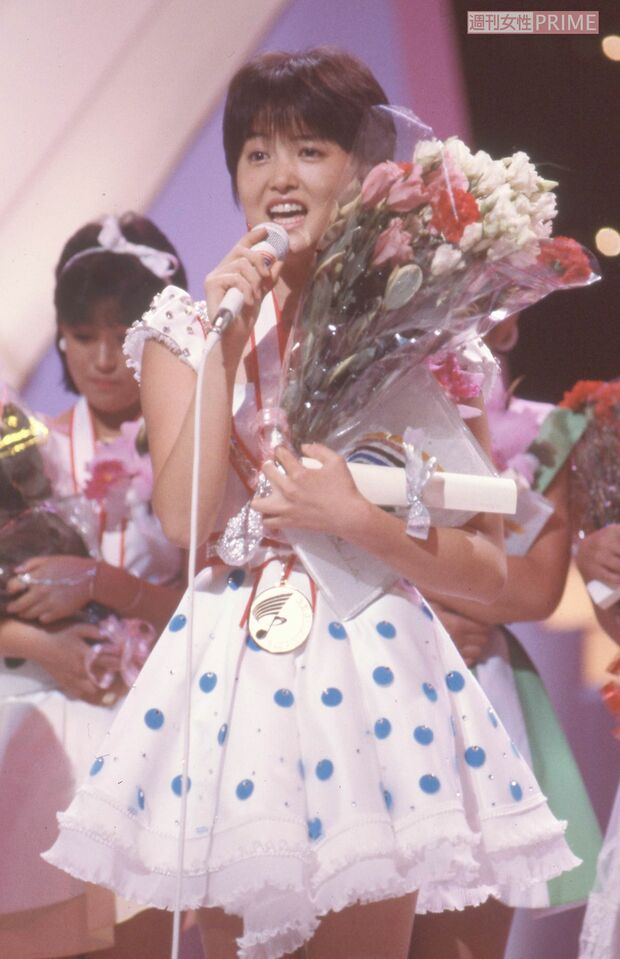 第3回『メガロポリス歌謡祭』で花束を受け取り喜びを伝える荻野目洋子(1984年)