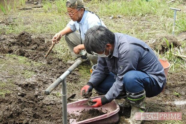 具志堅さんとともに津波で亡くなった次女の遺骨を捜す木村さん