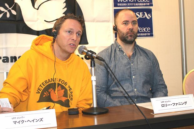 アフガニスタン駐留経験をもつ元米兵ロリー・ファニングさん（右）とともに会見するマイクさん