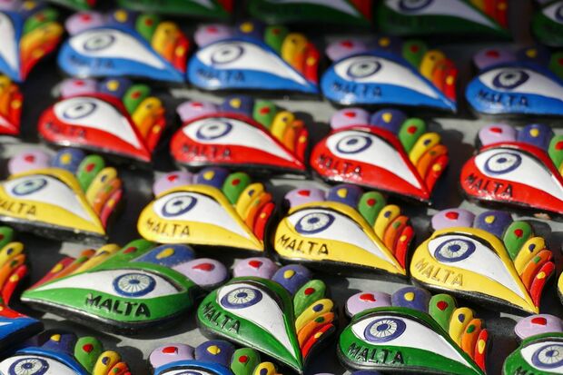 漁村マルサシュロックの船の先端に描かれている、悪天候から守るための魔除けの「目」はお土産にも◎　写真／白石あづさ