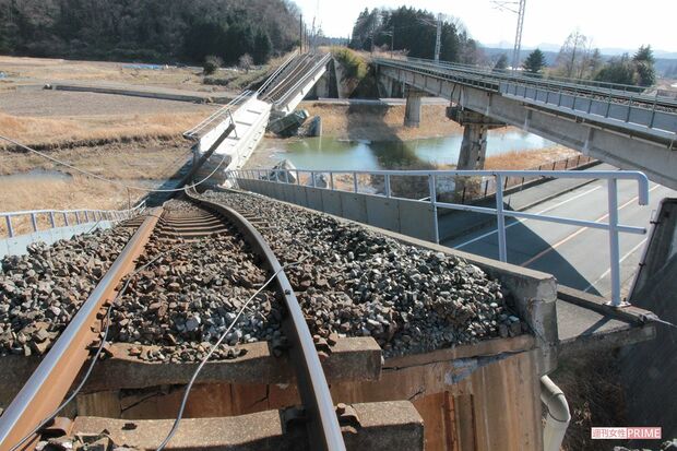 福島県双葉町を南北に走る常盤線の線路がグニャリと曲がり、記者が進む国道に崩れ落ちていた（2011年3月12日）