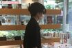 マスクと帽子で顔が隠れていたため、周りに気づかれず買い物を楽しんでいた