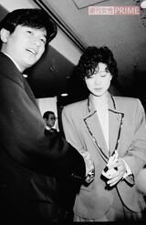1989年12月31日、近藤真彦同席のもとで中森明菜は自殺未遂騒動を謝罪した