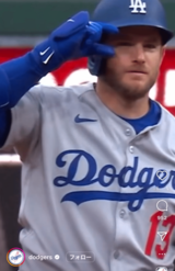 ドジャース内でデコルテポーズが流行中（ドジャース公式インスタより）
