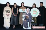 希林さんのパネルとともに、映画の初日舞台挨拶をする黒木（左）と多部