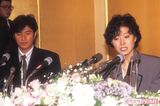 平成元年の7月11日、中森明菜（当時23歳）が近藤真彦（当時24歳）の自宅で自殺未遂。その年の大晦日に“金屏風会見”を開いた