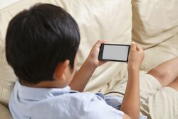 今後も“スマホ労眼”の若年化が懸念される　※写真はイメージです