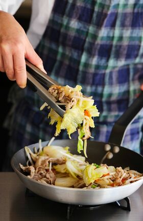 フライパンはあおらずに、トングなどで具材を持ち上げて落とし、全体を少しずつ混ぜるように炒める。火を通すというよりも表面に脂をまとわせるイメージ。