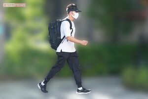 自宅からジムに向かうなかやまきんに君。Tシャツからムキムキの腕がのぞくも、誰も気づかない