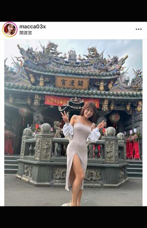 下着をつけていないだけでなく、股下すぐまでスリットが入った“ギリギリのスカート”を履いて撮影した“まっか”さん（本人SNSより）