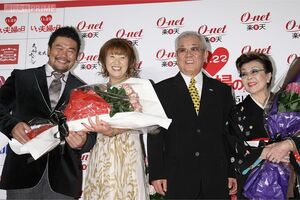 '10年の「パートナー・オブ・ザ・イヤー」に選出された（左から）佐々木健介・北斗晶夫妻、野村克也さん・沙知代さん夫妻