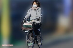 自転車に乗り、幼稚園からの帰路につく水野真紀（2022年）