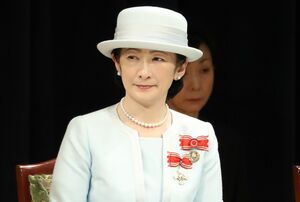 8月7日、成田空港からアメリカ行きの飛行機に乗り込む圭さんの周囲には多くのSPが