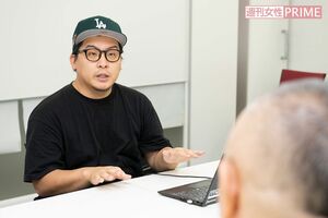 松村邦洋と対談する澤井直人(撮影:山田智絵)