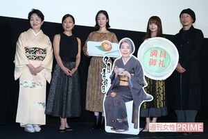 希林さんのパネルとともに、映画の初日舞台挨拶をする黒木（左）と多部