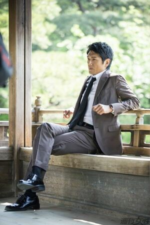  平安神宮会館でのロケの合間に、池にかかる橋の欄干に座る自然体の姿が渋くてカッコいい 撮影／廣瀬靖士