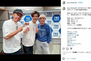 新浜レオンの大恩人となった木梨憲武と所ジョージの3ショット（新浜のSNSより）