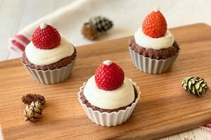 サンタ帽子のカップケーキ（撮影／鈴木沙織）