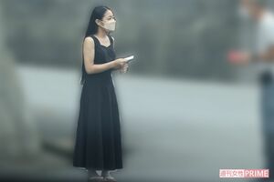 作詞家・松本隆とスピード離婚した、書道家の川尾朋子さん。動揺する様子を見せながらも10分ほど応対し、一礼して記者を見送った