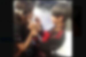 メンズ地下アイドルに見つめながら両頬をつつかれる皆川琴美被告（本人のツイッターより）