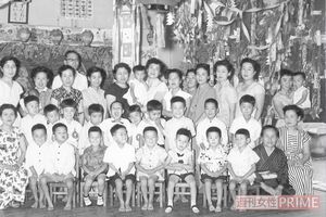 2列目の少年の左から3人目が斎藤さん。そのすぐ奥がお母様。