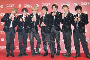 WEST.('24年)。脱退することになった藤井流星(左から3番目)と小瀧望(右から3番目)。つい先日は重岡大毅(中央)と濵田崇裕(右から2番目)が結婚を発表