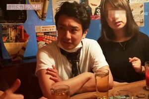 新宿のバーでご機嫌な長谷川純