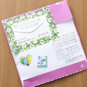 ハンカチなどは包装紙に直接手紙を貼りつけよう