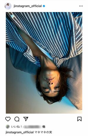 赤西仁は、自身のInstagramに上下を逆さにした自撮り画像を投稿(赤西のInstagramより)