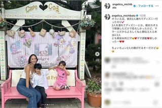 息子2人と共にディズニーへ行ったことを報告した道端アンジェリカ。露出度の高い服装で、文中では息子を「彼氏」呼び(インスタグラムより)