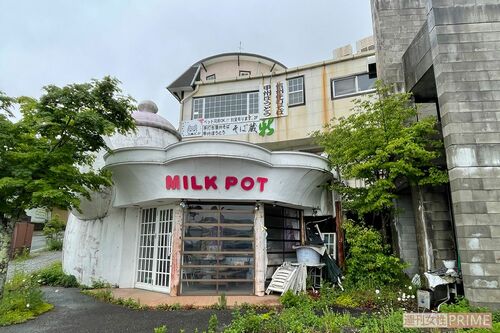 ガラス戸から中を覗くと……