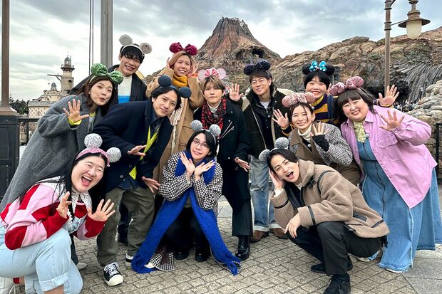 「ニノさんとあそぼ」(日本テレビ系)で訪問した際の集合写真（東京ディズニーリゾートPR【公式】Xより）