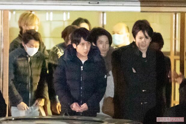 並んで出てきた嵐・二宮和也とV6・長野博