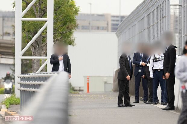 BTSが到着する時間帯には出入口付近に空港職員やSPが集結し、物々しい雰囲気に（読者提供）