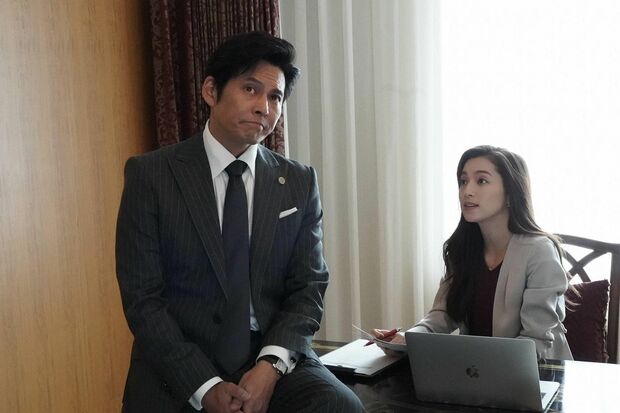 優秀だけど、裁判に勝つためなら手段を選ばない甲斐　(c)フジテレビ