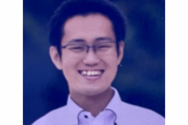 丸刈り姿で写る福原優理容疑者（前任校の卒業アルバムより）