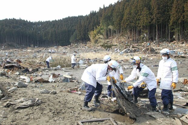 遺体を捜索する警察（陸前高田市、2011年3月29日〜4月1日）