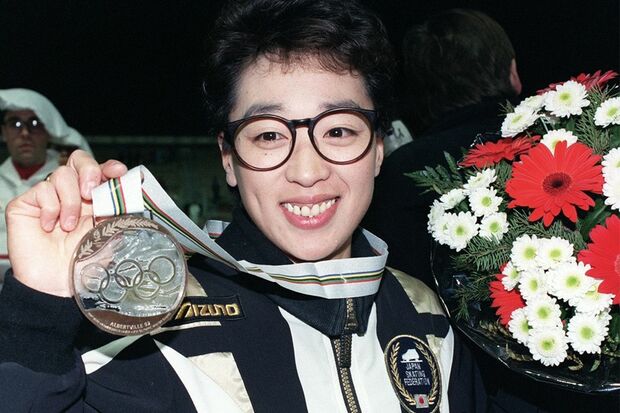 女子1500メートルで3位になりメダルを手に喜ぶ橋本聖子（1992年アルベールビル五輪）