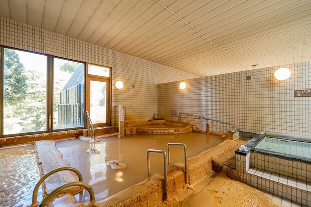 浴槽のヘリやその周辺に積み重なってまるで溶岩のように見えるのはミネラルや鉄分の結晶