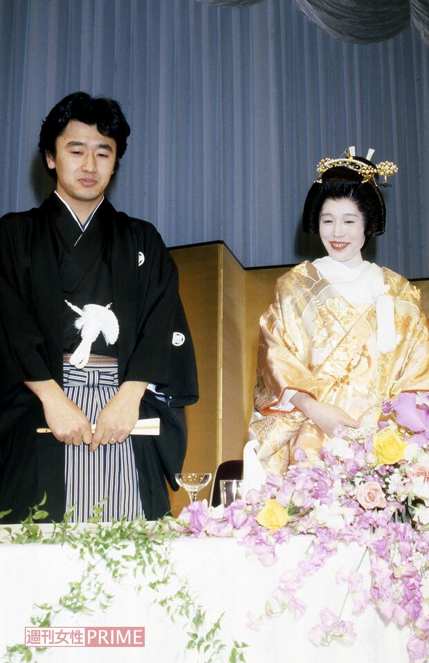 1982年に結婚した、桑田佳祐と原由子。披露宴にはファン2000人を招待