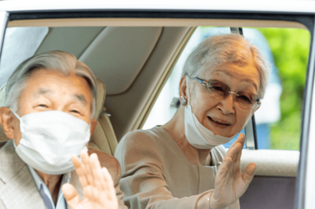 車での移動中、美智子さまはマスクを下げて沿道の人々に笑顔でお手振りを（8月24日）