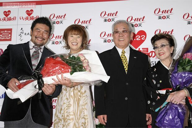 '10年の「パートナー・オブ・ザ・イヤー」に選出された（左から）佐々木健介・北斗晶夫妻、野村克也さん・沙知代さん夫妻