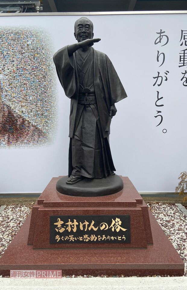 志村けんさんの像はプロジェクト委員会で検討した結果、「アイ〜ン」のポーズになった